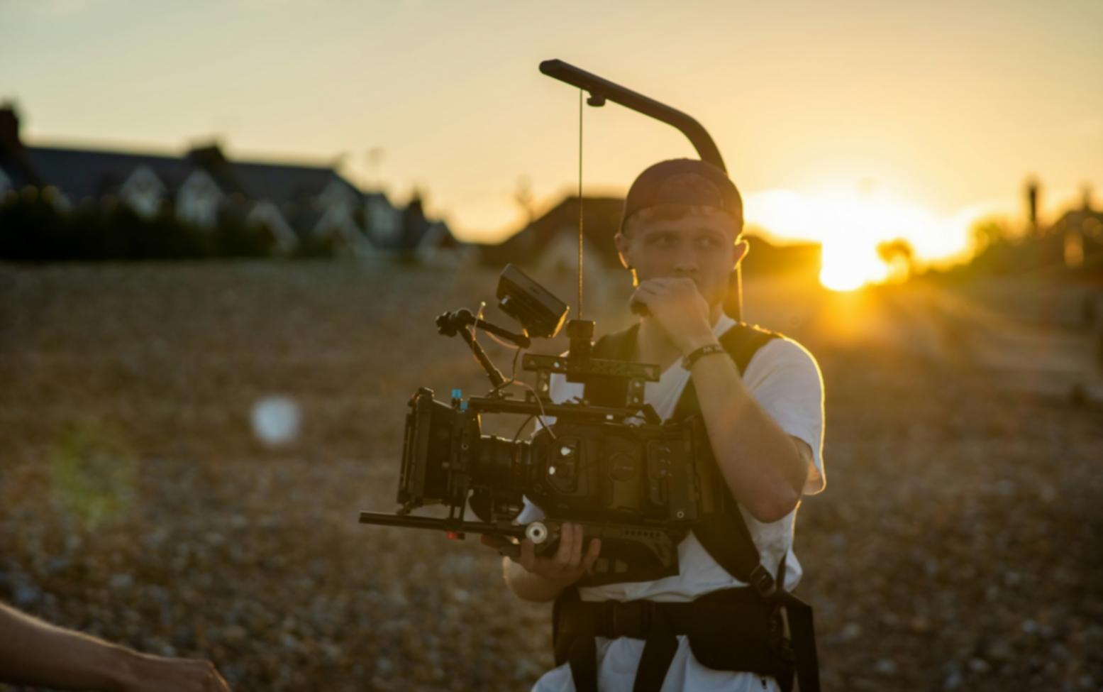 Sesión en vivo de edición de video con instructor y estudiantes interactuando en plataforma digital