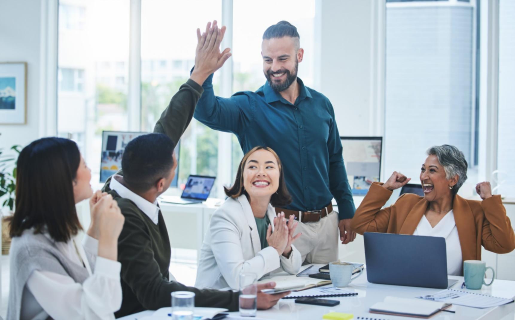 Estudiante trabajando en proyecto de edición de video con múltiples pantallas mostrando timeline y herramientas